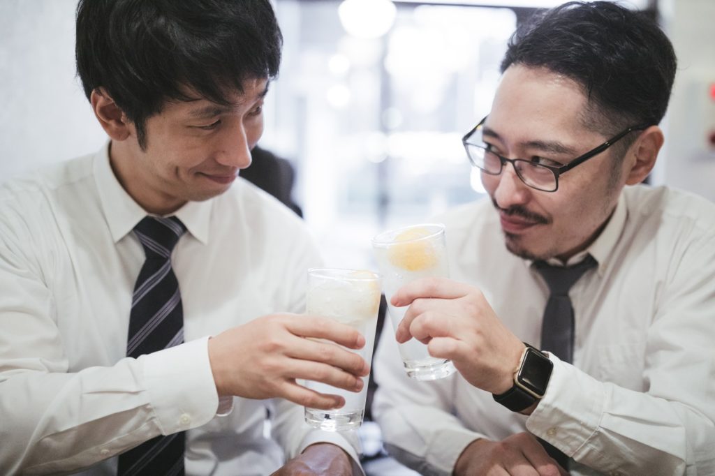 見つめ合う男子